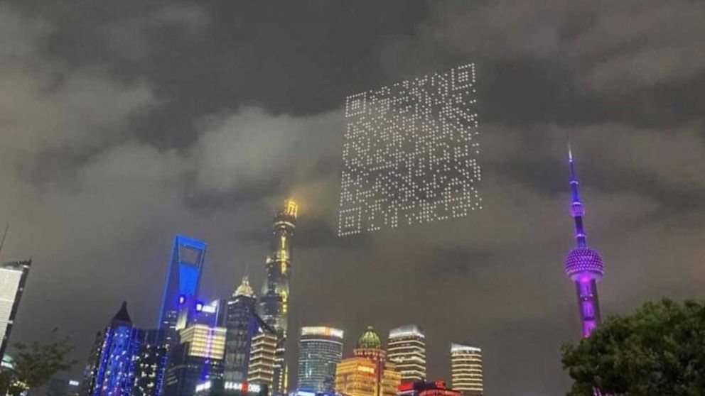 show con 1500 drones formaron un código QR gigante para descargar un juego.