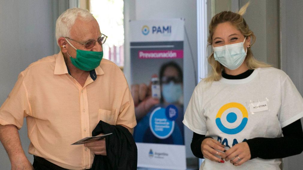 En los vacunatorios del PAMI se podrán inmunizar de lunes a lunes unas 400 personas por día. (Télam)