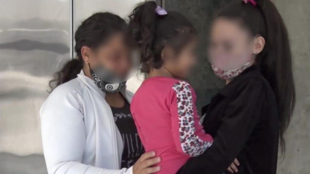 Este es el momento en el que la joven se reencuentra con su madre y abuena de la niña.