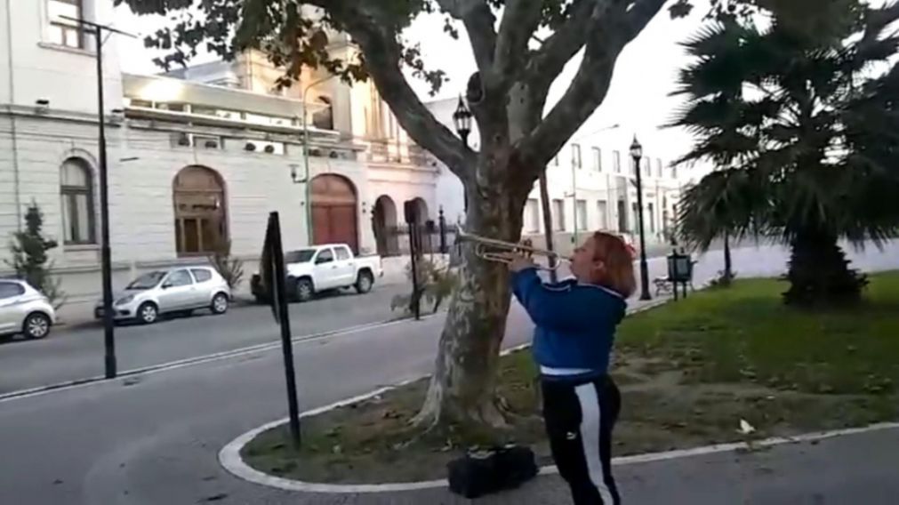 Pamela se acerca al centro médico donde está internado su padre y le toca su canción favorita. (Captura video)