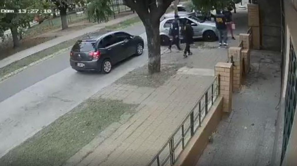 Una cámara de seguridad registró el momento en que la pareja es obligada a subir al auto (Captura)