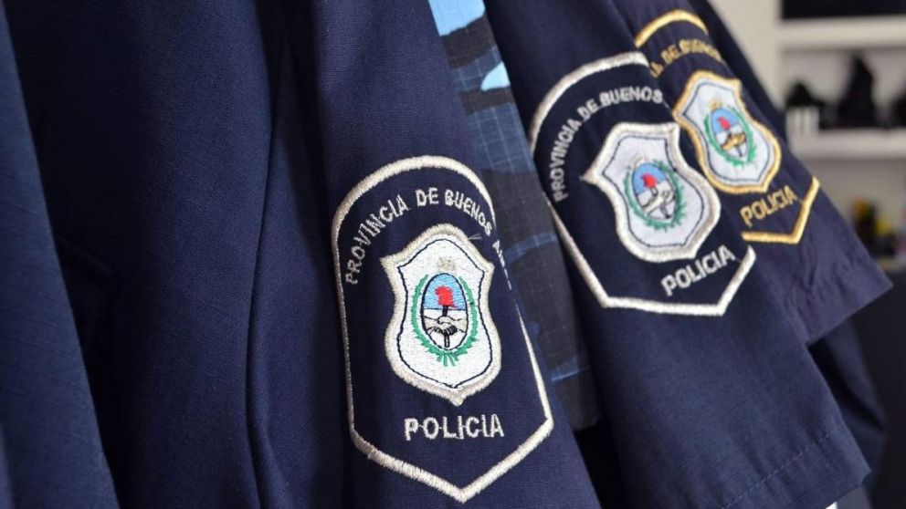 Desafectan a 18 policías bonaerenses por realizar presunta fiesta clandestina.