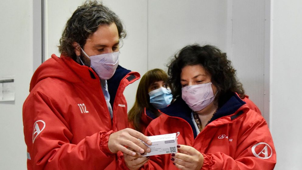El jefe de Gabinete, Santiago Cafiero, junto a la ministra de Salud, Carla Vizzotti, en la planta de almacenamiento de las vacunas en Benavídez (Prensa Ministerio de Salud)
