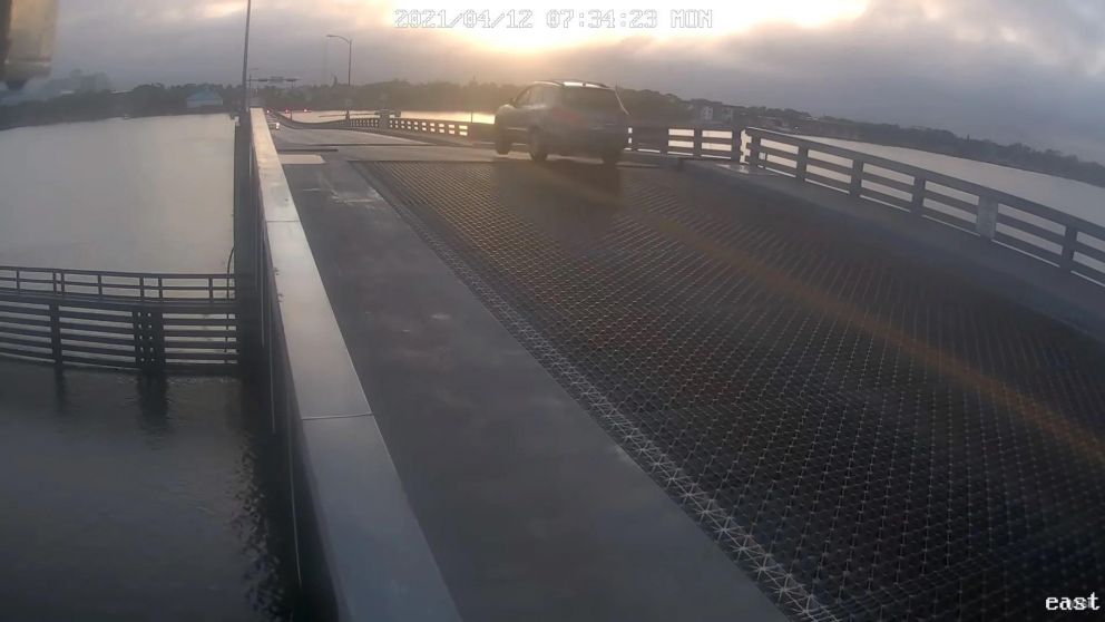 El momento en que el auto cruzó cuando el puente levadizo se estaba abriendo.