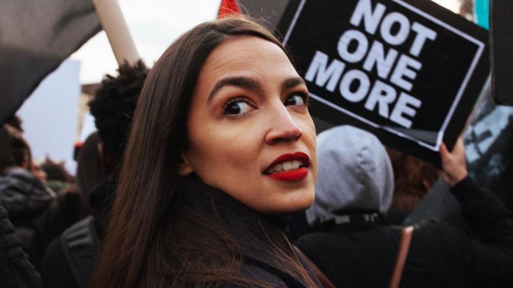 Alexandria Ocasio-Cortez fue amenazada por un internauta argentino.