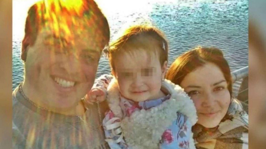 Pamela, junto a su marido fallecido por coronavirus, y la hija de ambos.