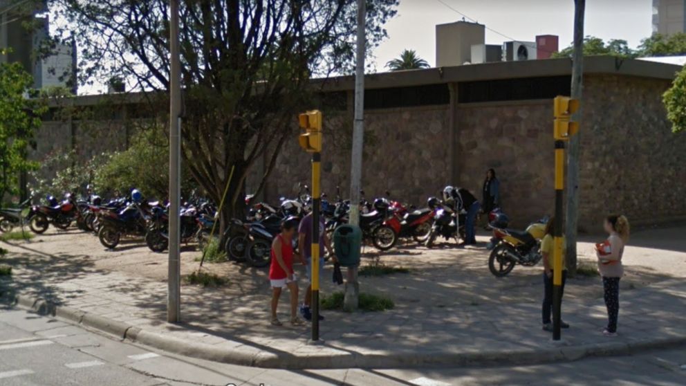 La moto desapareció del estacionamiento de esta dependencia oficial (Google Maps).