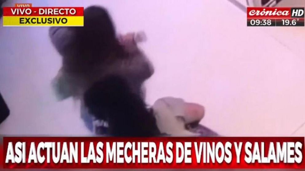 Las delincuentes se llevaron dos salames y cuatro botellas de vino (Captura de TV).