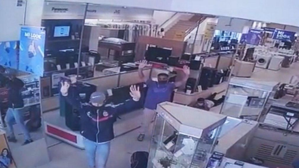 El momento en que dos de los cinco ladrones fueron detenidos.