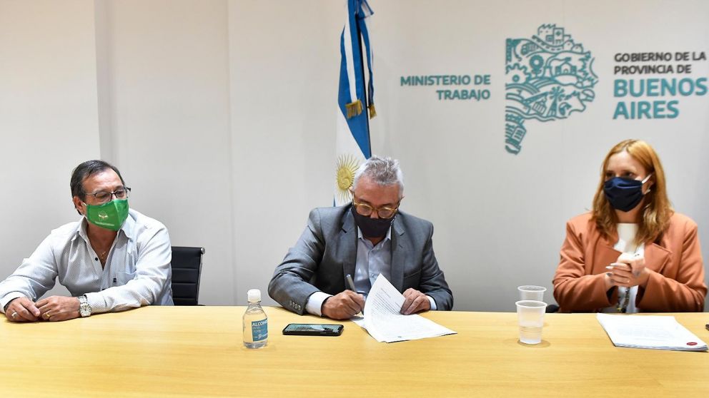 Julio Zamora y Mara Malec firmaron un convenio colectivo para los trabajadores de Tigre.