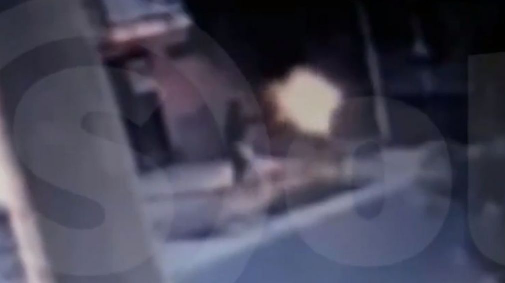 El momento en el que la pareja es atacada y prendida fuego por Yanina Diez.