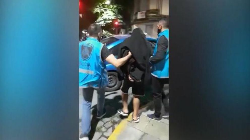 El sospechoso de 25 años fue capturado y procesado. Llevaba la misma ropa que tenía la noche que la mujer fue encontrada asesinada.