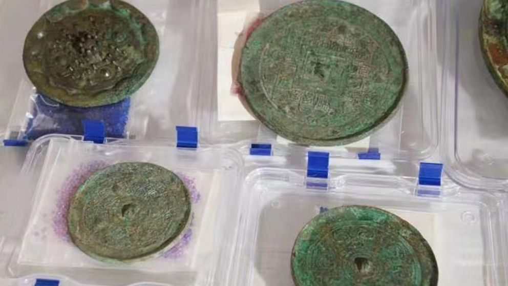 Una de las piezas cuenta con cuatro caracteres chinos, "jia chang fu gui", que significa "el hogar de la prosperidad".