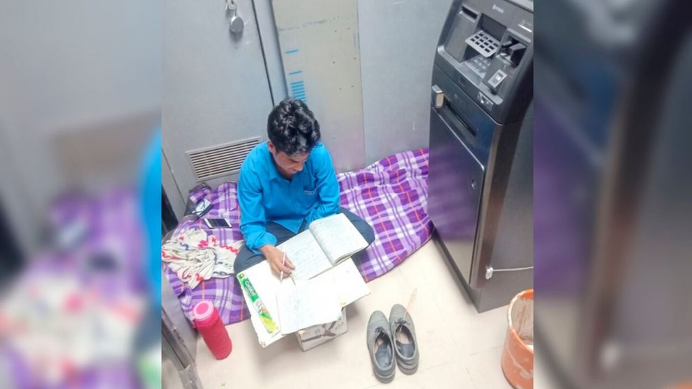 La imagen de un vigilante de seguridad estudiando de madrugada en un cajero automático se volvió viral.