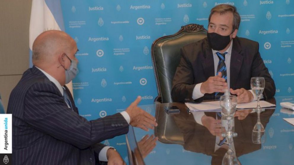 Buen diálogo entre el ministro Soria y el fiscal Rívolo (prensa Ministerio de Justicia)