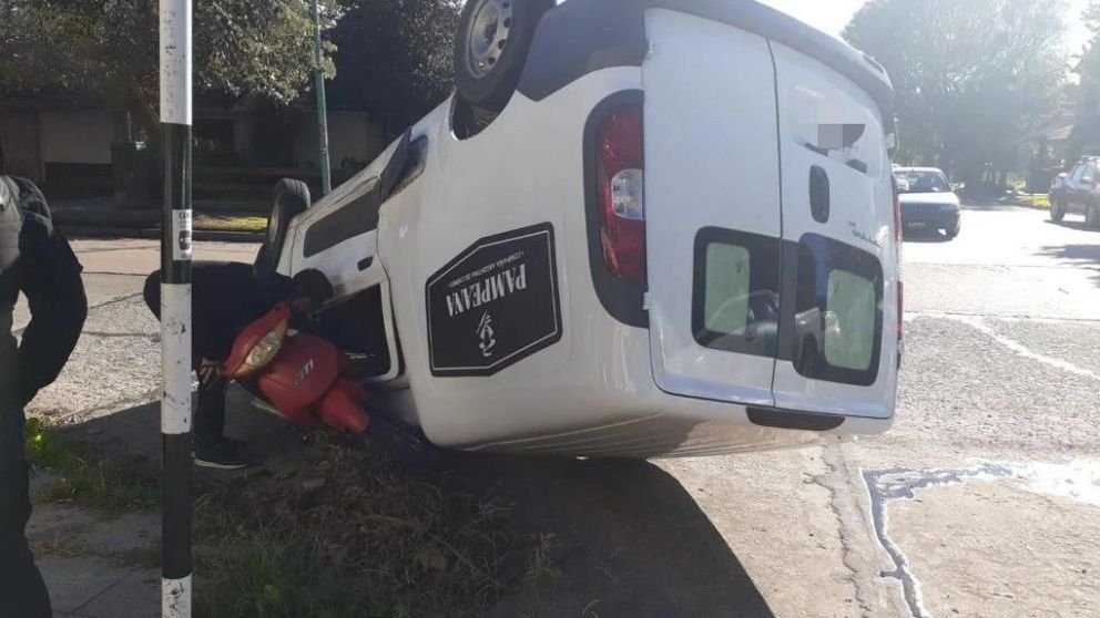Así aplastó una moto uno de los vehículos involucrados en el accidente.