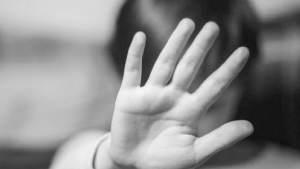 Aberrante: mujer encontró a su pareja violando a su hija de cuatro años.