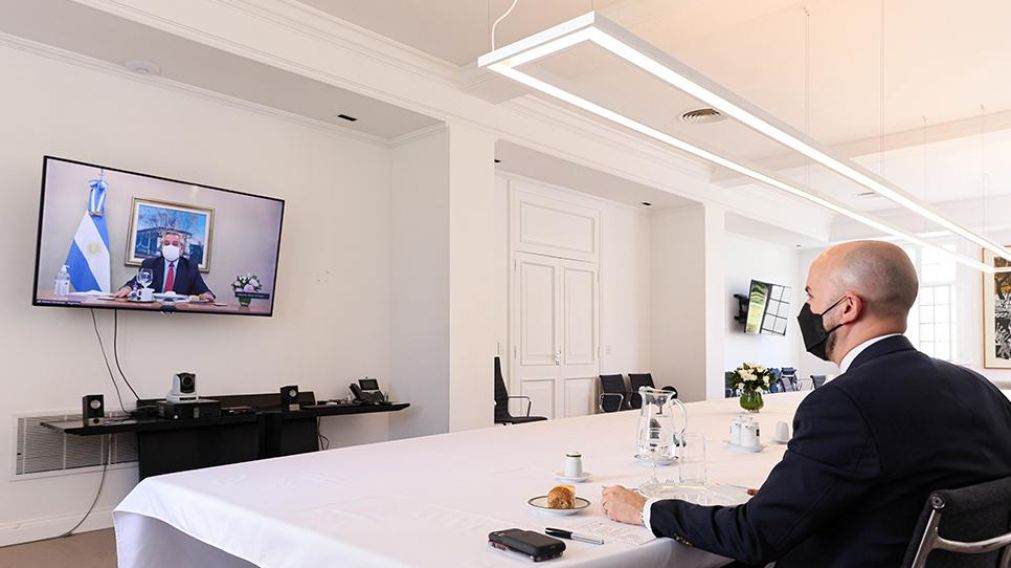 Alberto Fern�ndez dialoga con el asistente especial de Joe Biden.