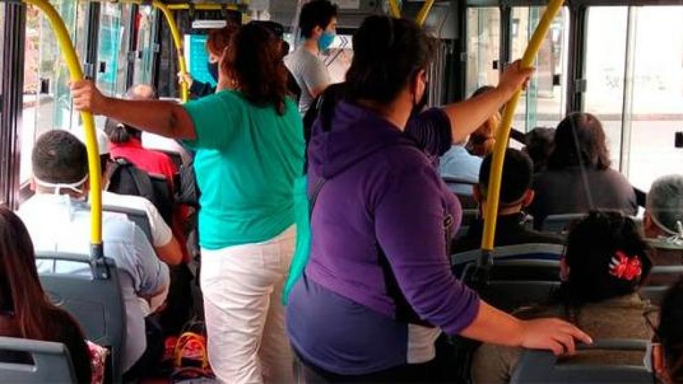 Mario Meoni anunció "medidas complementarias" para que el transporte público circule con ventanas abiertas.