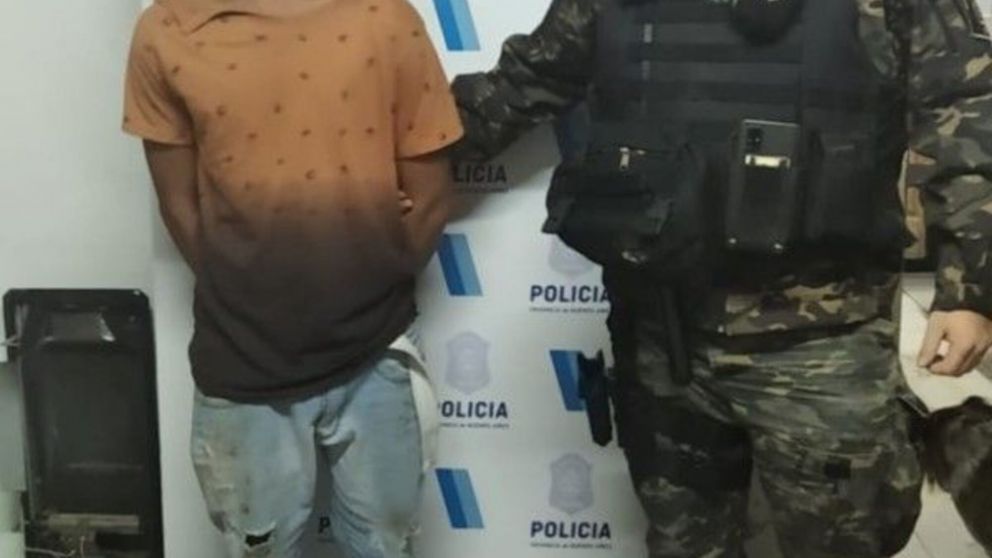 Lejos de parar, cuando llegó la policía el violento intentó agredirlos.