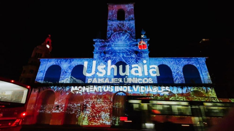 La fachada del Cabildo porteño fue utilizada para mostrar las bellezas turísticas de Ushuaia.