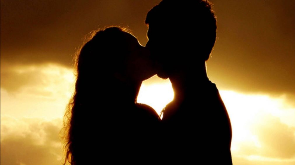 El Día Internacional del Beso se estableció el 13 de abril luego que una pareja tailandesa se besó durante 46 horas consecutivas,