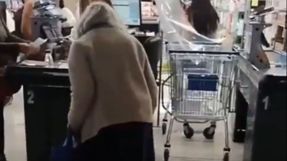 Abuelita fue echada de un supermercado chileno por no tener el permiso para circular.