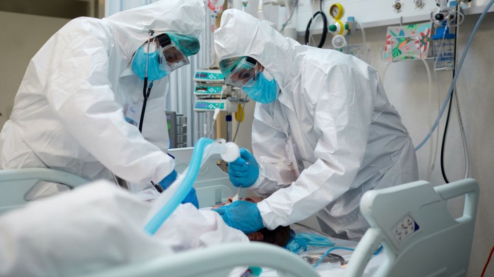Una mujer fue a visitar a su esposo internado por coronavirus y lo encontró con su amante cuidándolo / Foto ilustrativa