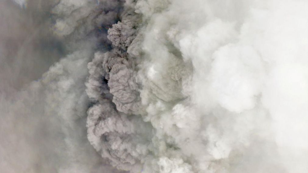 El volcán no deja de lanzar gases y cenizas por toda la isla (gentileza rt.com)