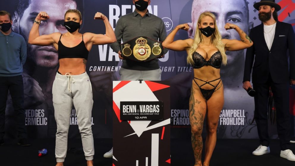 Ebanie Bridges junto a su contrincante Shannon Courtenay.