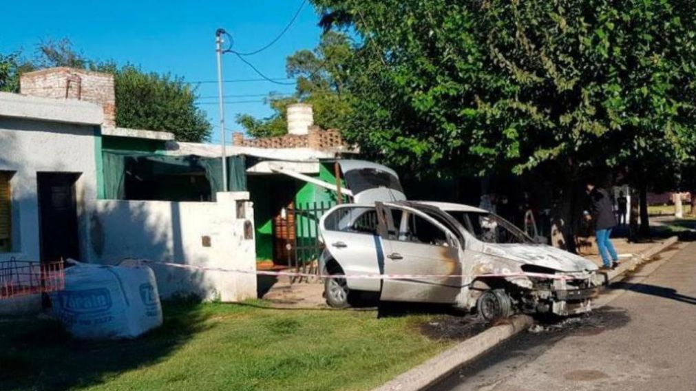 El auto incendiado de la pareja de la fallecida.