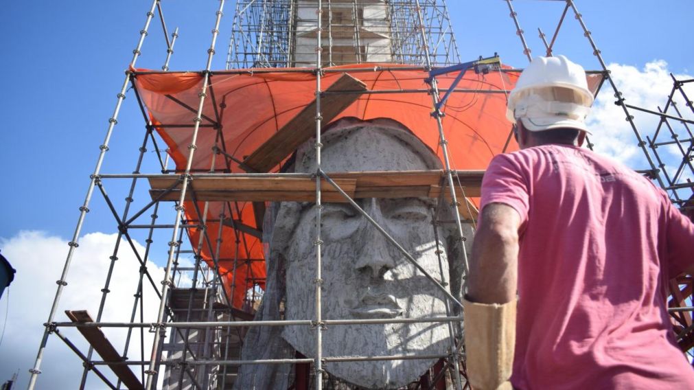 Hasta el momento se colocaron los brazos y la cabeza de la nueva estutua del Cristo Redentor (Twitter).