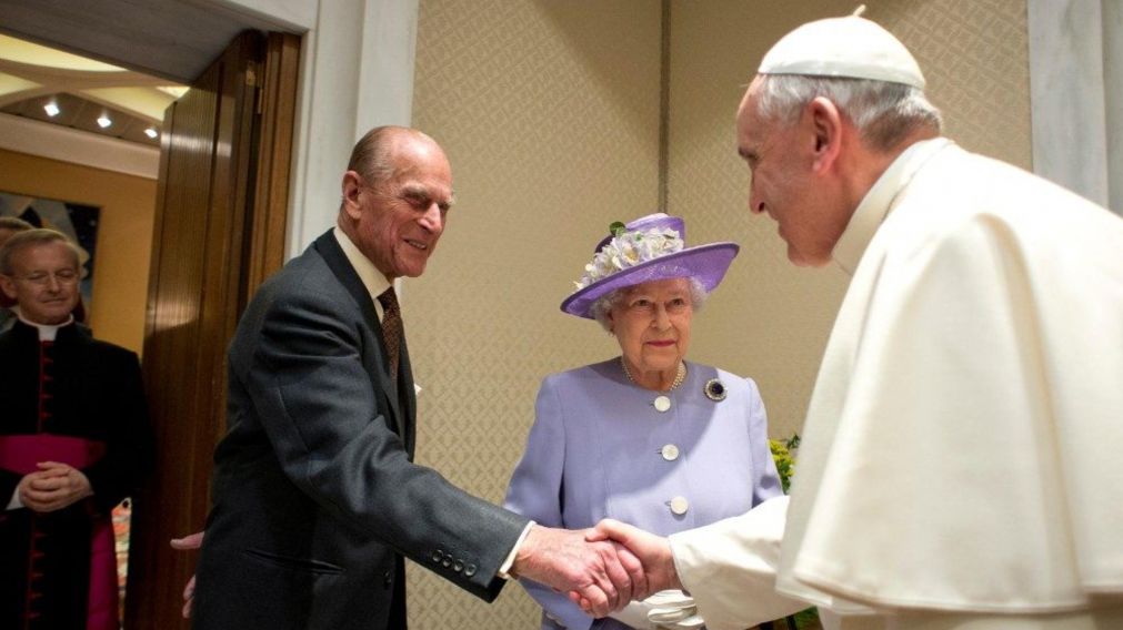 El Papa Francisco resaltó la labor educativa de Felipe, el fallecido esposo de la reina Isabel II (Archivo).
