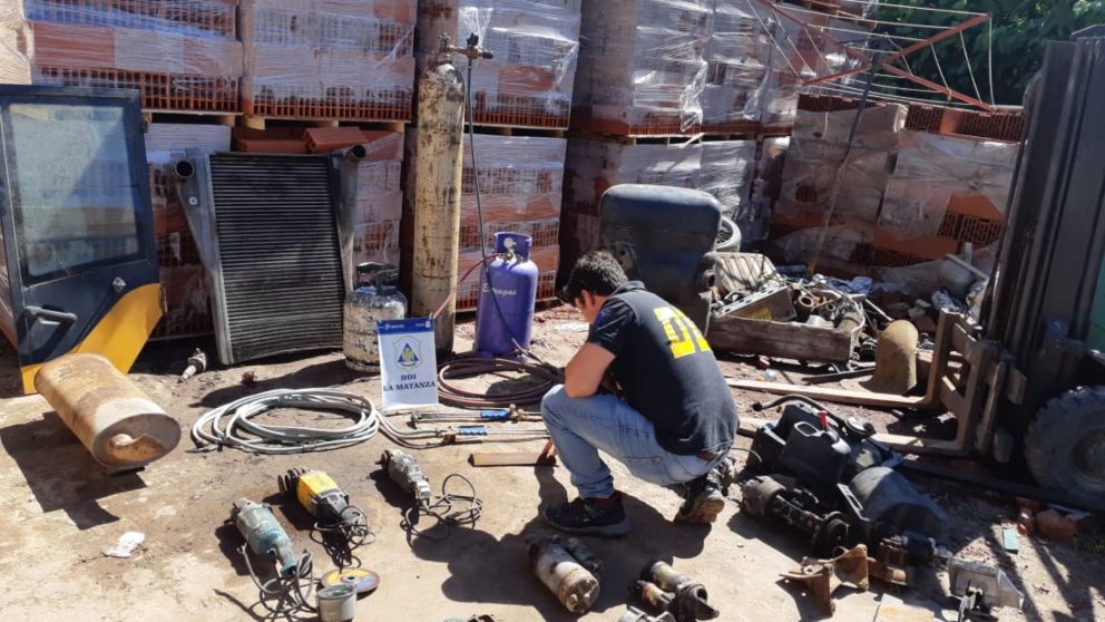 Algunas de las autopartes que fueron secuestradas durante los procedimientos.