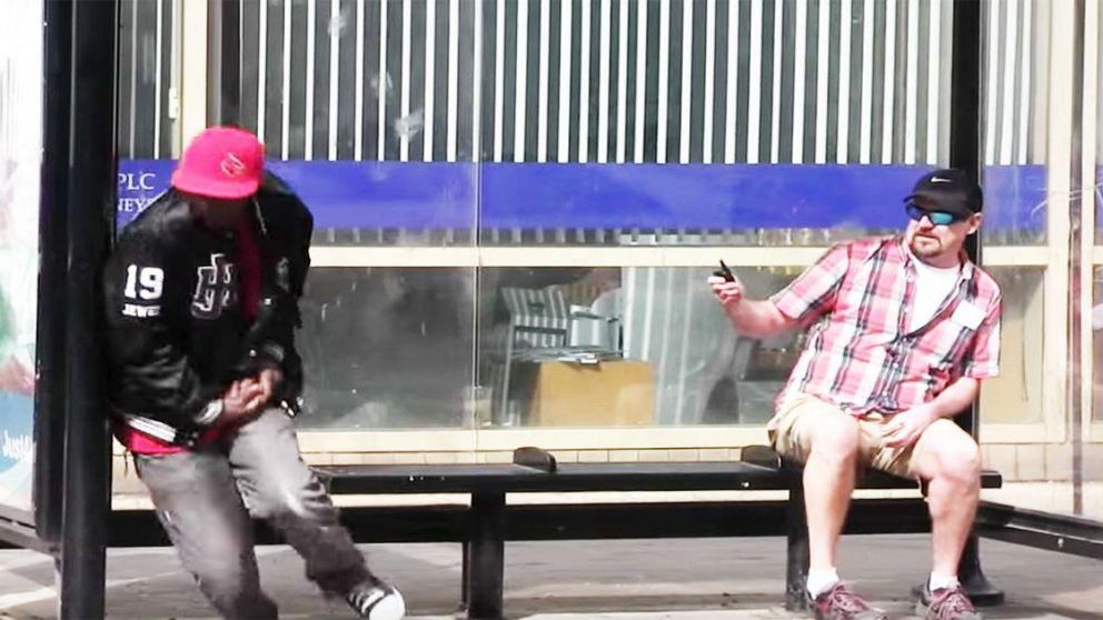 Se durmió esperando el "bondi" y le arrebataron el celular.