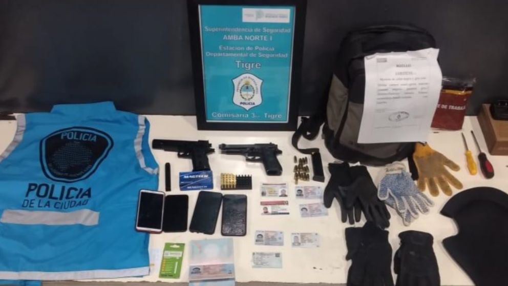 Algunos de los elementos que fueron incautados en poder de los ocupantes del vehículo.