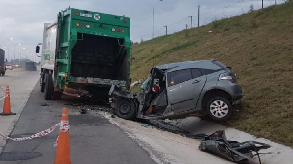 El vehículo impactó de atrás al camión recolector.