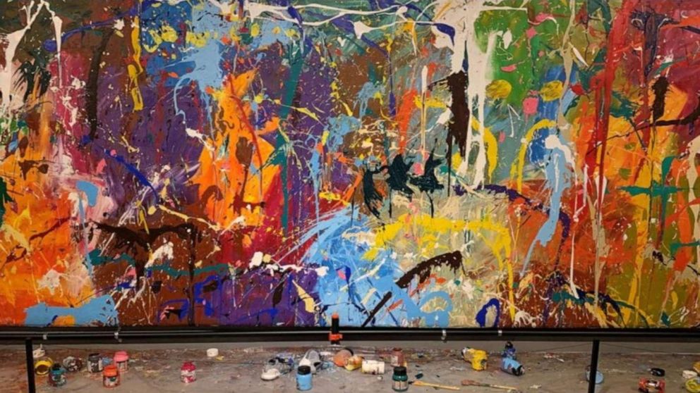 La obra sin nombre del artista estadounidense JonOne fue vandalizada por una pareja.