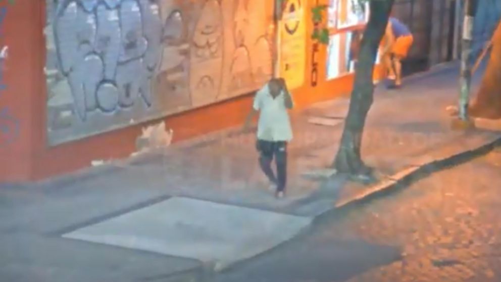 Los operadores del sistema de monitoreo lo detectaron y avisaron a la Policía (captura de video)