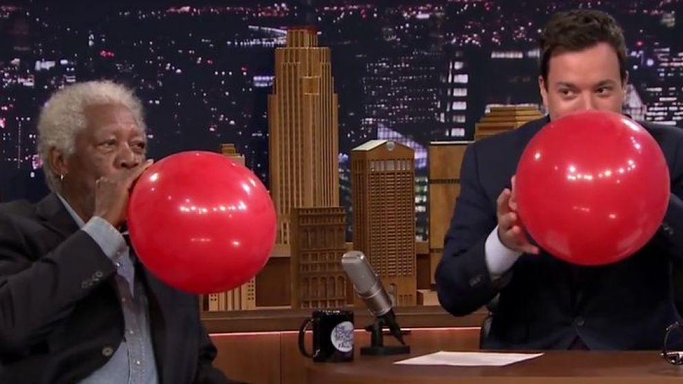 Morgan Freeman se animó a hablar con helio a pesar de sus 83 años y su video se volvió viral.