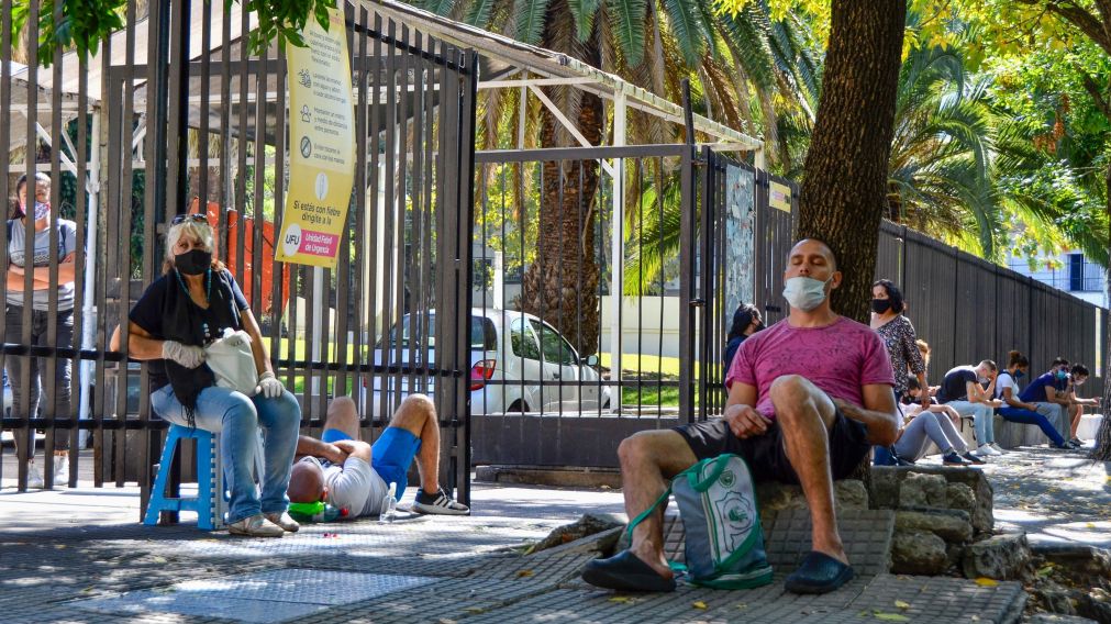 Se registraron largas colas de gente que quiere realizarse el test de coronavirus en los hospitales públicos (Télam).
