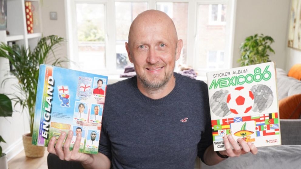 Simon Livermore, el coleccionista inglés que logró completar todos los álbumes de los mundiales y las Eurocopas.