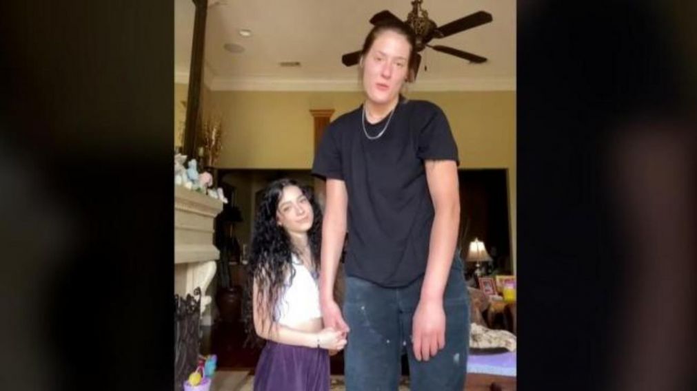 La diferencia de estatura entre las integrantes de la pareja es apreciable (Tik Tok)