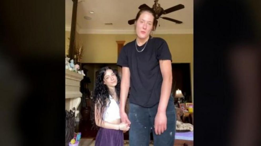 La diferencia de estatura entre las integrantes de la pareja es apreciable (Tik Tok)