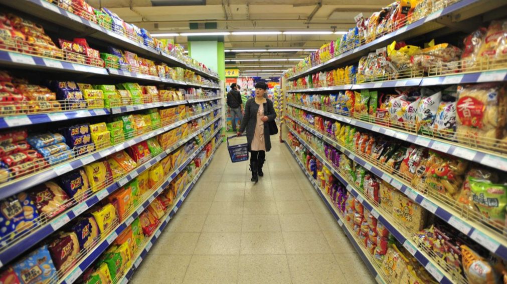 El hombre denunció que los guardias del comercio "lo tacklearon".