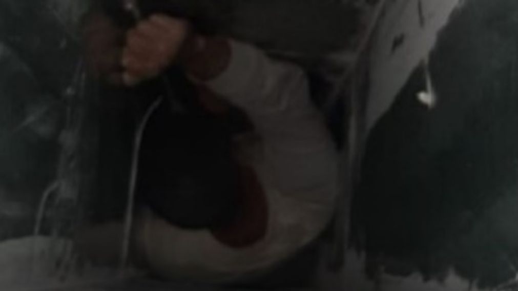 El momento en el que el ladr�n es descubierto atrapado en el interior de la chimenea del comercio.
