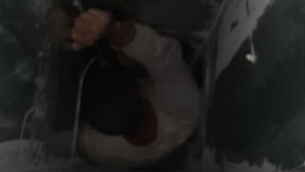 El momento en el que el ladrón es descubierto atrapado en el interior de la chimenea del comercio.