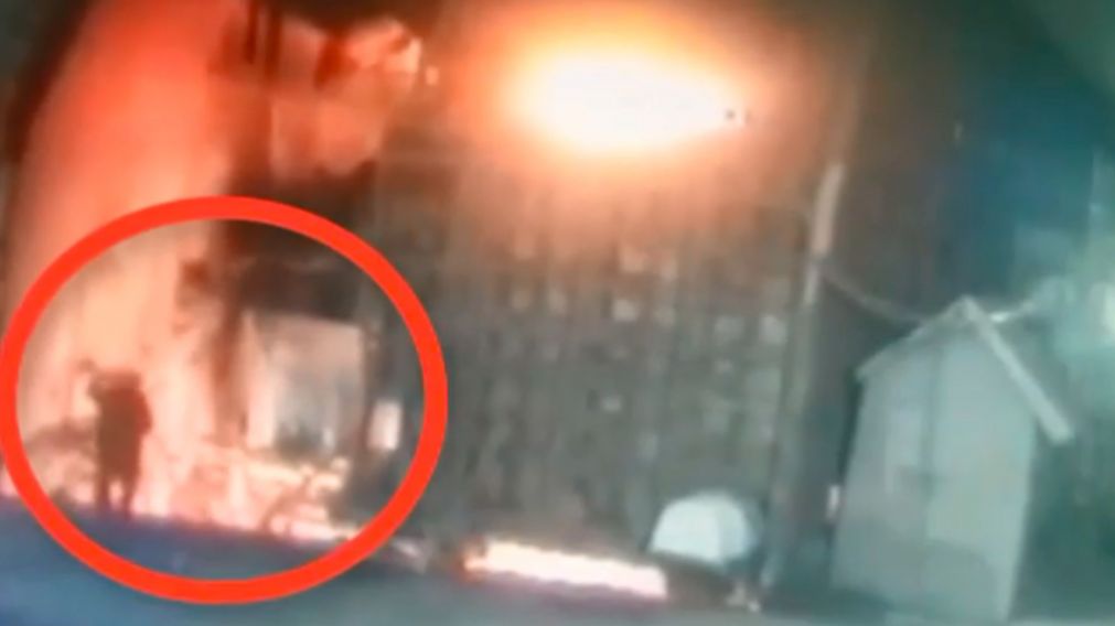El momento en el que obrero se lanzó a enorme horno con metal fundido tras perder una fortuna (Captura de video)
