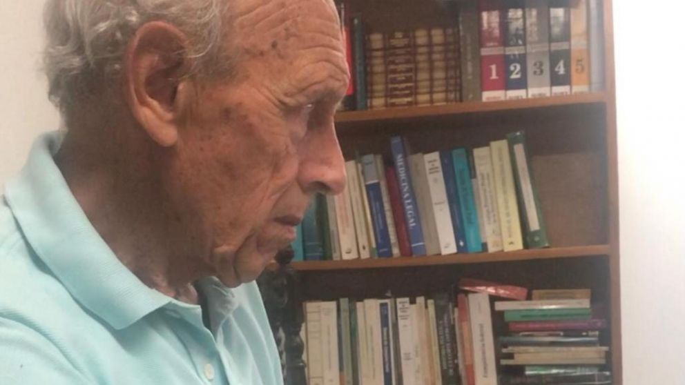 Del Corral, frente a la computadora en un Zoom, medio por el cual se recibió a los 76 años de abogado (Gentileza Data Judicial).