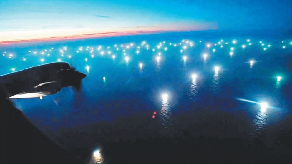 A 200 millas de la costa, unos trescientos barcos pesqueros forman de noche una ciudad de luces.
